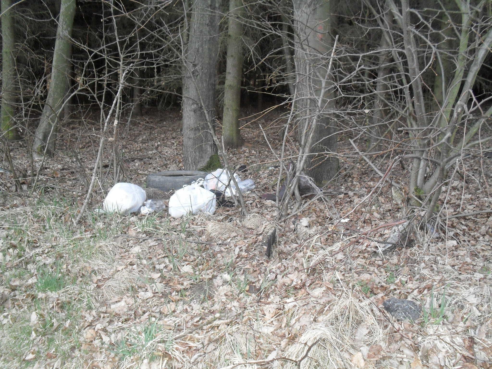 I pneumatika a pytle s odpadky.